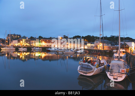 Blick über Hafen und Dorf am Abend Padstow Cornwall England United Kingdom Stockfoto