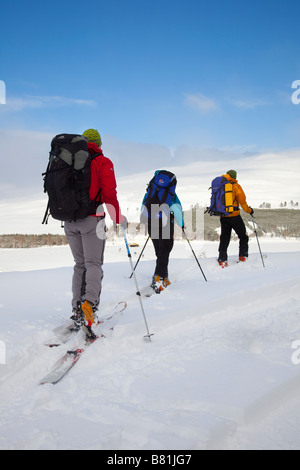 Schottische Schneelandschaft mit drei Personen Skifahren. Männliche & weibliche Skifahrer nach Schneefall, Braemar, Cairngorms National Park, Highlands, Schottland, Großbritannien Stockfoto