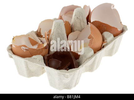 zerbrochene Eierschale einzelne Schokoladen Osterei gelegt in eine Schachtel mit gebrochenen Freilandeier Stockfoto