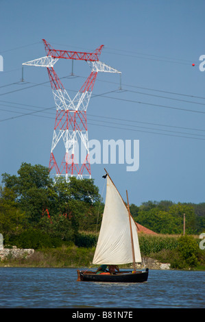 Kleines Segelboot Hochspannung Strom Turm Adour Fluss Frankreich Stockfoto