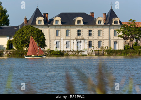 Kleines Segelboot am Fluss Adour Frankreich Stockfoto