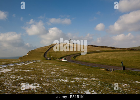 South Downs in der Nähe von Beachy Head, East Sussex mit Belle Tout Leuchtturm in der Ferne Stockfoto