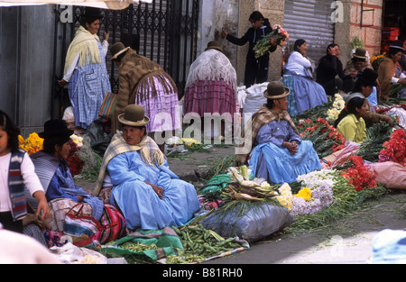 Aymara-Damen (Cholitas) in traditioneller Kleidung verkaufen Blumen im Mercado Rodriguez, einem typischen Straßenmarkt in der Nähe des Stadtzentrums, La Paz, Bolivien Stockfoto