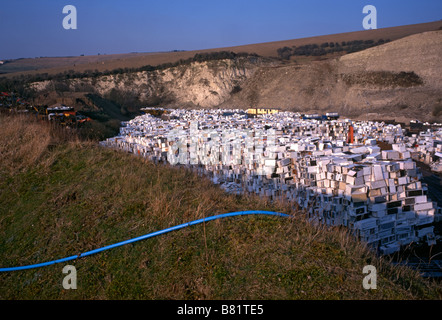 Alte Kühlschränke und Kühlschränke warten auf das Recycling im temporären Lagerort von Greystone Quarry, Southerham Pit bei Lewes, East Sussex, England. 2003 Stockfoto