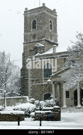 Schuss von St Mary Kirche der Gottesmutter in Lewisham Hautpstraße während einer ordentlichen Schneesturm Stockfoto