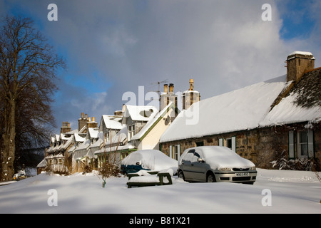 Braemar Dorf, Aberdeenshire, Cairngorms National Park, geparktes Auto auf der Straße nach Schnee. Reihe von verschneiten Häusern und Häusern in Schottland, Großbritannien Stockfoto