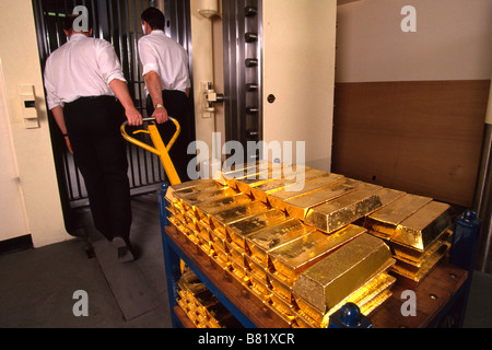 Die Bank of England u Gold Gewölbe in London Stacks von Goldbarren werden Speicher Stockfoto