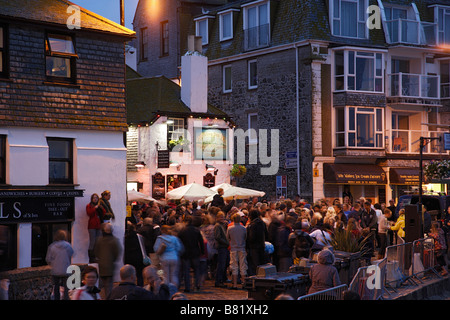 Masse auf einem Platz am Abend St Ives Cornwall England Großbritannien Stockfoto