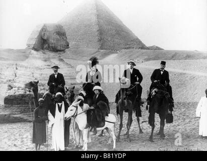 Sacha Guitry et sa Première épouse, Charlotte Lysès, en Novembre 1913, Devant la Pyramide de Chéops. Stockfoto