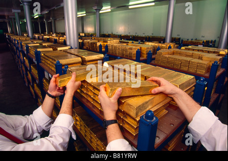 Die Bank of England u Gold Gewölbe in London Stacks von Goldbarren sind auf Ablagen angeordnet. Stockfoto