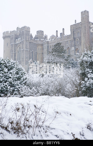 Ein schneebedecktes Arundel Castle im Winter, West Sussex, England, Großbritannien Stockfoto