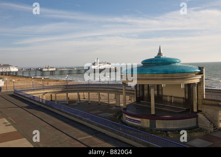 Quiet, Musikpavillon und Eastbourne Pier in East Sussex GB UK Stockfoto