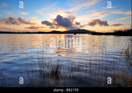 schöne Szene Sonnenuntergang über Lough Conn Co Mayo, Irland Stockfoto