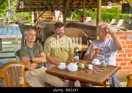 Drei Jungs, die gerade des Superbowl in einem Resort in Bali, Indonesien Stockfoto