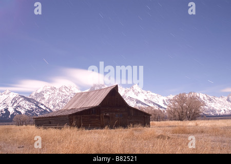 Pferd Stall Grand Teton Mountain Range Wyoming nachts bei Vollmond leichte Rocky Mountains Horiztonal Hort Stockfoto