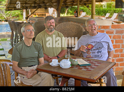 Drei Jungs, die gerade des Superbowl in einem Resort in Bali Indonesien Stockfoto