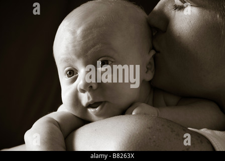 Mutter küssen Baby portrait Stockfoto