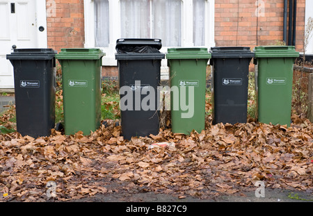 Hausmüll und recycling Wheelie-Behälter aufgereiht außerhalb Häuser in Worcestershire Stockfoto