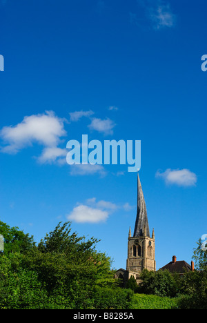 Der schiefe Turm in Chesterfield. Derbyshire gegen ein strahlend blauer Himmel Stockfoto