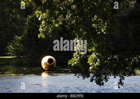 Moyland, Schloßpark, Schloßgraben Mit Goldener Vase Stockfoto