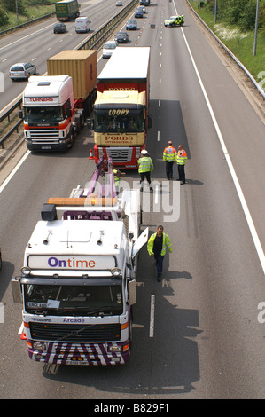 Abschleppwagen erholt Autobahn unterteilt LKW. Stockfoto