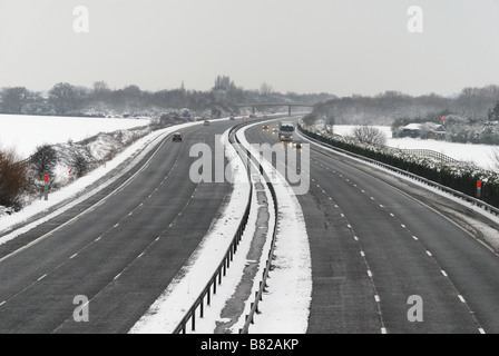 Autobahn M3 in Schneewetter, Surrey Stockfoto