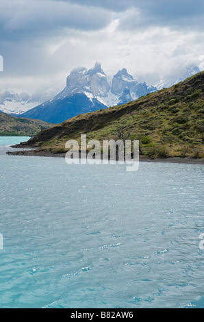 Rio Paine mit den "Hörnern" im Hintergrund, Torres del Paine Stockfoto