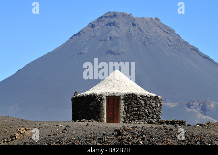 Haus mit traditionellen Caldera Blick auf Pico de Fogo, Fogo Island, Cape Verde, Afrika Stockfoto