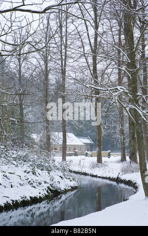 Schneebedeckte Wanderung durch den Mill Stream, Arundel, West Sussex im Winter Stockfoto