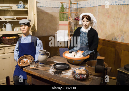 NEU ERSTELLTE LANDLEBEN SZENE MIT 1900 KOSTÜME IM HAUS INNEN ELSASS FRANKREICH Stockfoto