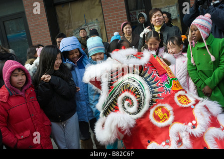 New York NY 26. Januar 2009 Kinder begrüßt ein Löwe Tänzer als Chinatown Gemeinschaft markiert das Jahr des Ochsen Stockfoto