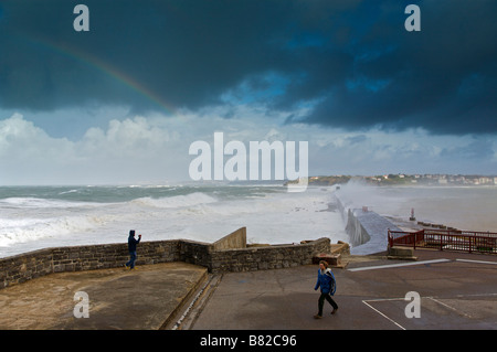 24. Januar 2009 eindeichen KLaus Sturm brechenden Wellen auf Socoa Pays Basque France Stockfoto