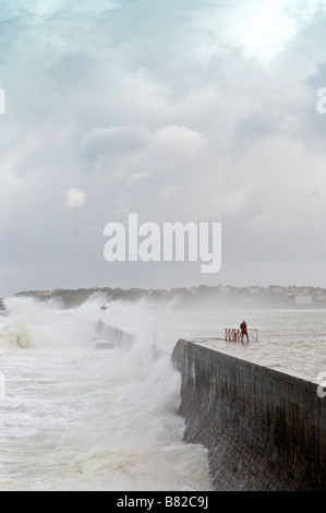 24. Januar 2009 eindeichen KLaus Sturm brechenden Wellen auf Socoa Pays Basque France Stockfoto