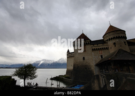 Blick auf das Schloss Chillon und den Genfer See und die Alpen im Hintergrund Stockfoto