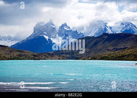 Rio Paine mit den "Hörnern" im Hintergrund, Torres del Paine Stockfoto