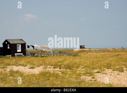 Wäsche im Wind draußen Fishermans Hütte am Strand von Dungeness, Kent, England, UK Stockfoto