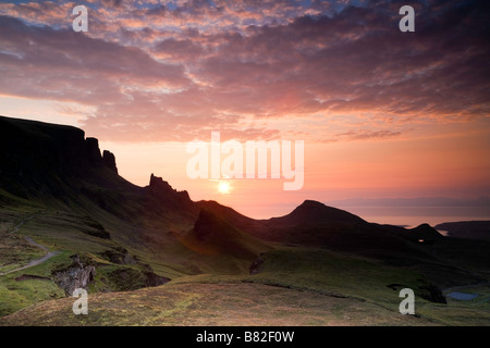 Morgendämmerung am dramatischen Quiraing mit der Landschaft gemalt in einen schönen warmen Glanz durch den Sonnenaufgang am Morgen Stockfoto