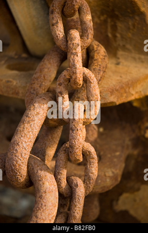 Rusty Links In dicken Metall Ketten Stockfoto