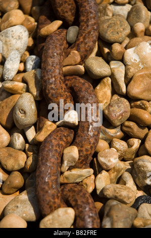 Nahaufnahme der Glieder Kette gegen Kiesel Stockfoto