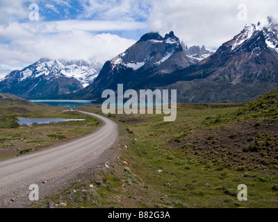 Öffnen Sie, gewundenen Straße Nationalpark Torres del Paine, Patagonien, Chile, Südamerika Stockfoto