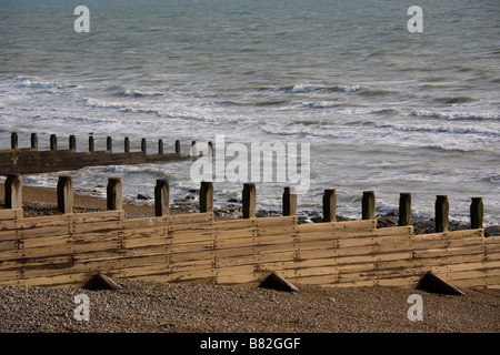 Meer-Verteidigung - leisten am Strand von Eastbourne East Sussex GB UK Stockfoto