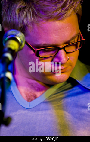 Singer/Songwriter Paul Diello führt auf der Bühne in London, UK Stockfoto