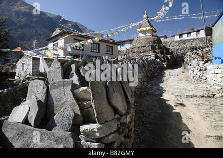 Pagode und Gebet Steinen in Thame Bereich Nepal Stockfoto