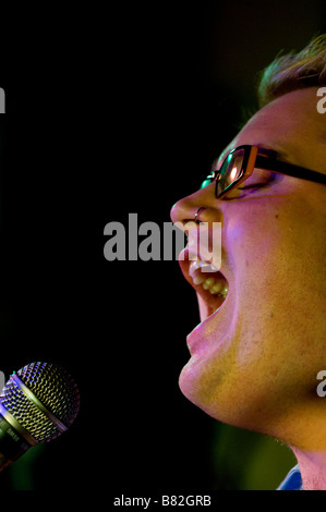 Singer/Songwriter Paul Diello führt auf der Bühne in London, UK Stockfoto