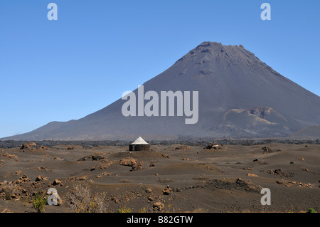 Haus mit traditionellen Caldera Blick auf Pico de Fogo, Fogo Island, Cape Verde, Afrika Stockfoto