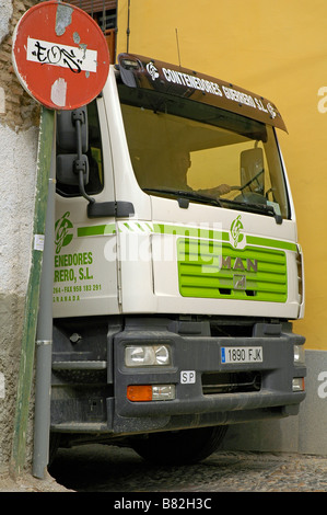 Ein LKW quetscht durch eine schmale Straße, Granada, Spanien. Stockfoto