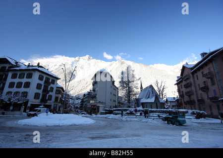 Schneebedeckte Häuser gesehen aus einem Quadrat in Chamonix Mont Blanc, Frankreich Stockfoto