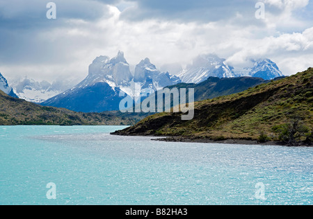 Rio Paine mit den "Hörnern" im Hintergrund, Torres del Paine Stockfoto