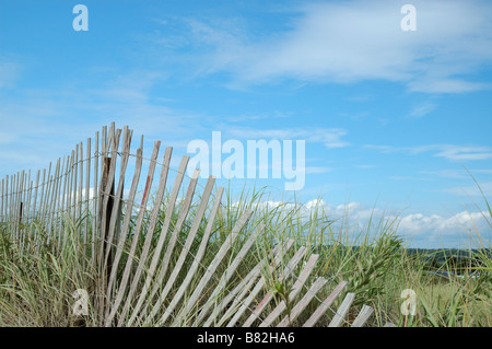 Sanddünen und Zaun Misquamicut State Beach in Westerly Rhode Island USA mit Textfreiraum Stockfoto