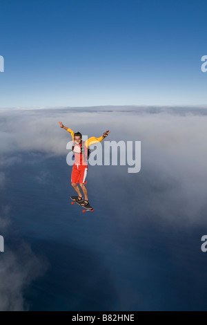 Fallschirmspringer ist die große Welle in den Himmel auf seinem Skateboard über th nördlich Ufer Oahu, Hawaii, Amerika und Spaß Reiten. Stockfoto